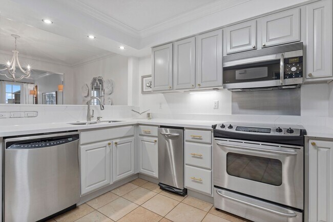 Building Photo - Oak Cove Condo