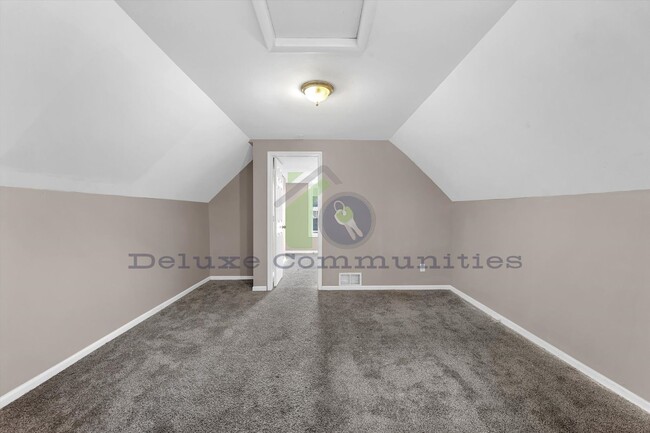 Building Photo - 2 Bed 1 Bath Bonus Room PRICE DROP!