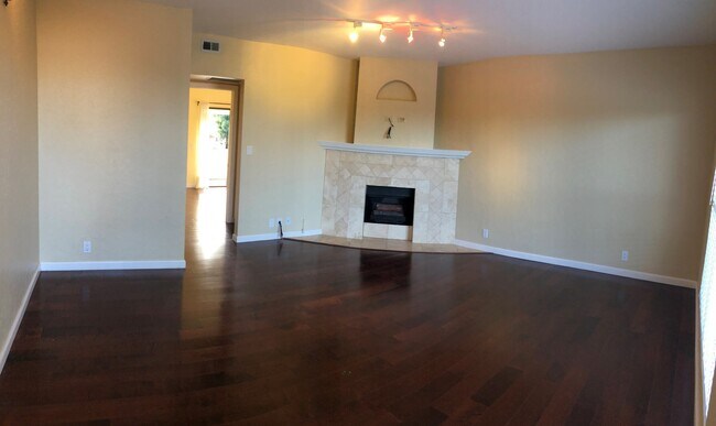 Building Photo - Great 2 bedroom condo, all utilities included, walking distance to Naval Postgraduate School and MPC