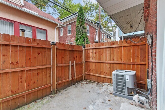 Building Photo - Bright 2 Bedroom, 1.5 Bath Home in Allison Hill!