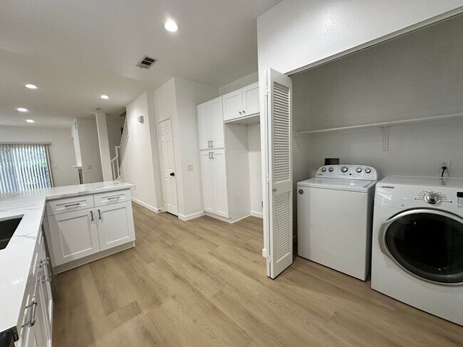 Building Photo - Townhouse at the Bordeaux Gated Community 3bed 2.5 bath