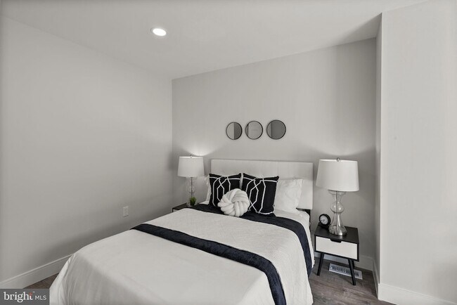 Building Photo - 518 N Lakewood Ave