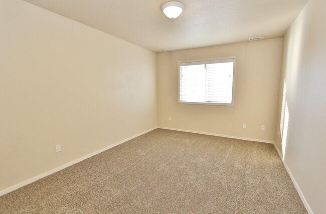 Building Photo - Immaculate Single-Level Home