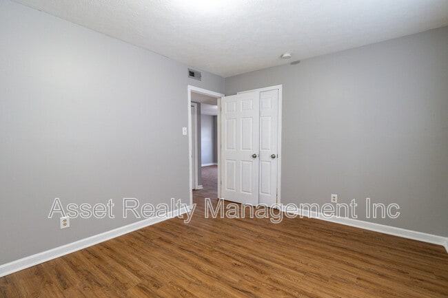 Building Photo - 521 Evelyn Ave