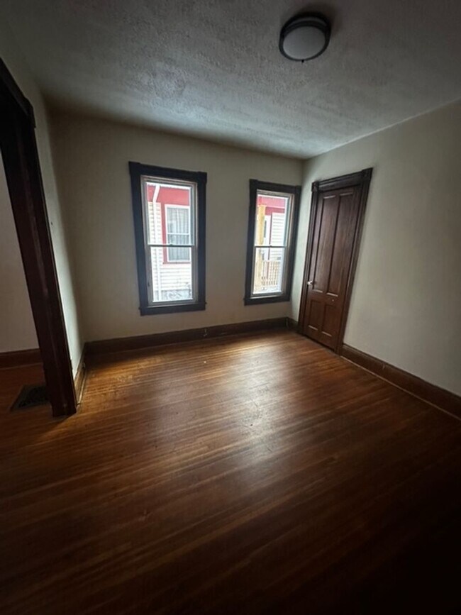 Building Photo - 207 Kenwood Ave