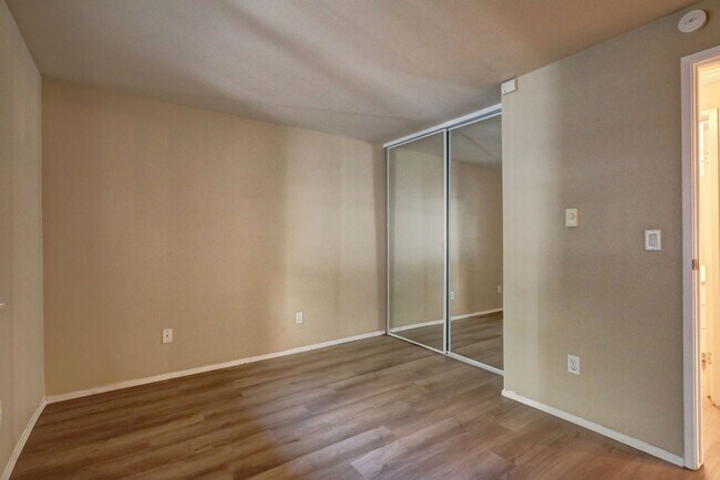 Building Photo - 2 Bedroom Ground Floor Condo in the Heart of Woodinville!