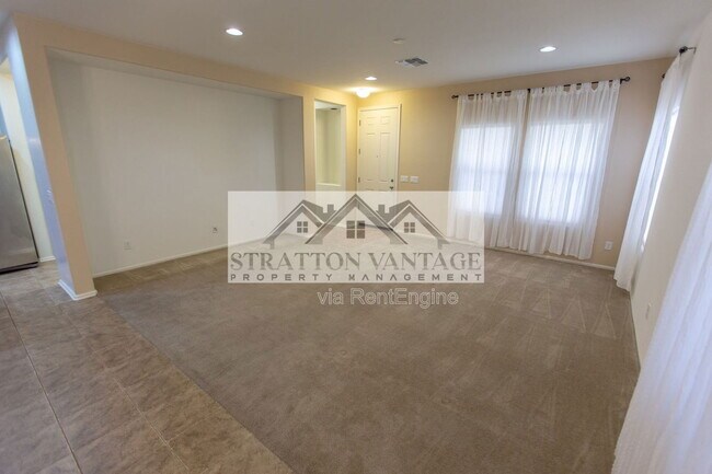 Building Photo - 928 S Hawk Ln