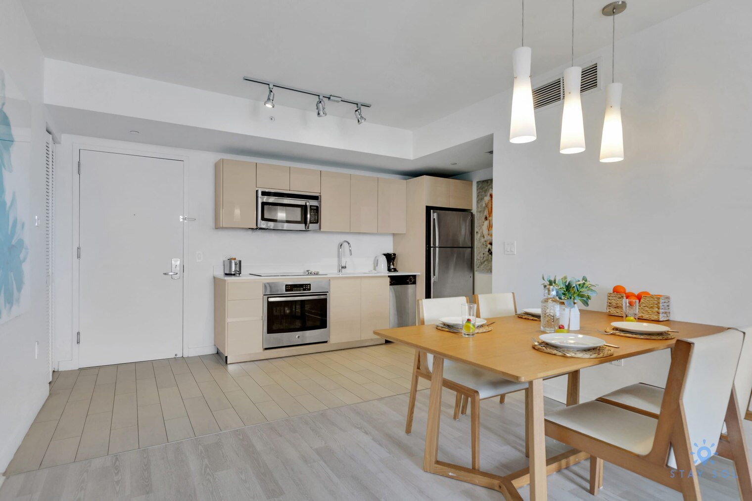 Building Photo - 2602 E Hallandale Beach Blvd