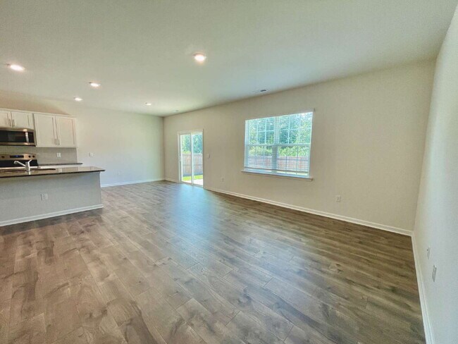 Building Photo - Spacious 5-Bedroom Haven With 3 Full Baths...