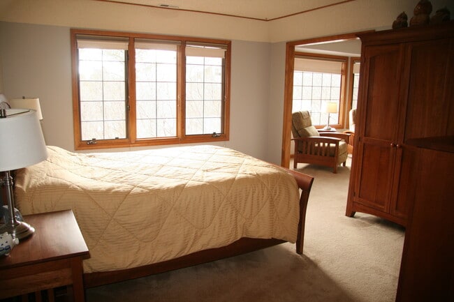 Building Photo - Gorgeous 5 bedroom home in the Broadmoor B...