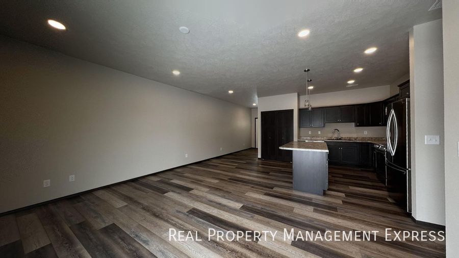 Building Photo - Modern Luxury: 3 Bed, 2.5 Bath