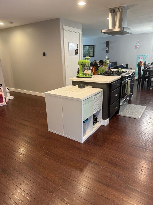 Building Photo - $500 move-in special! Spacious 4-bdrm/2.5-bath Hillsboro home. Fenced yard w/ covered deck, 2-car...