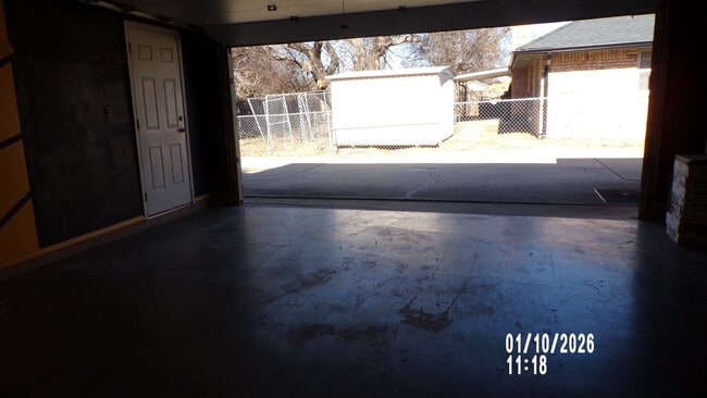 Building Photo - Fantasic Country Club West Home  1/2 OFF FIRST FULL MONTH'S RENT