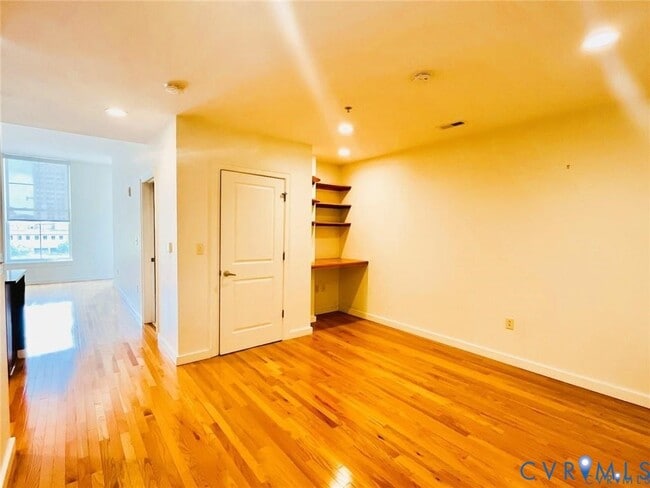 Building Photo - 230 N 6th St