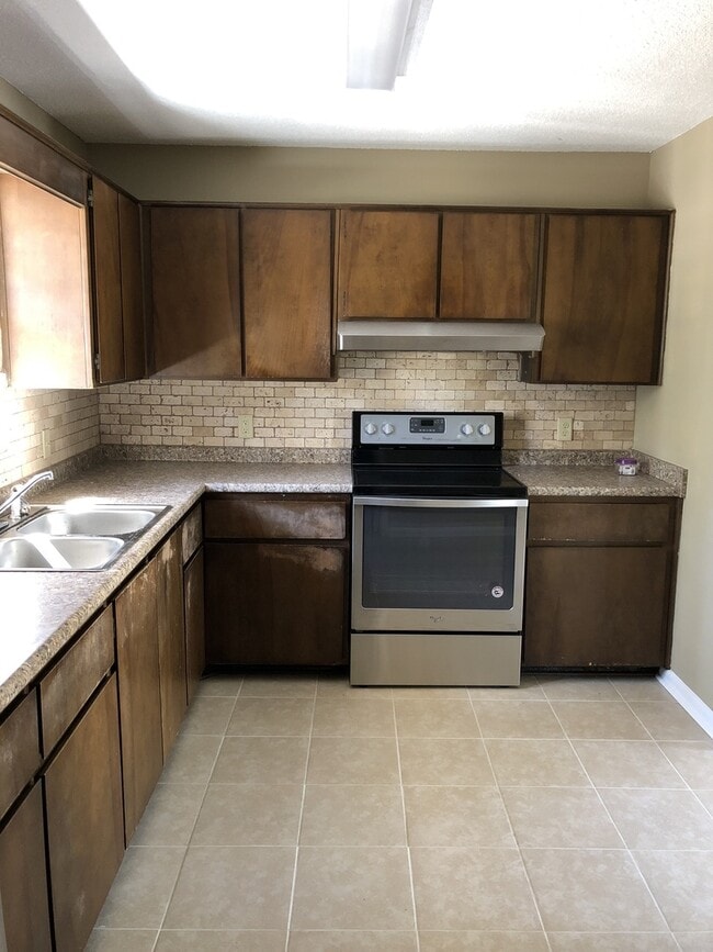 Building Photo - 3 Bed 1 Bath Home Available Soon !