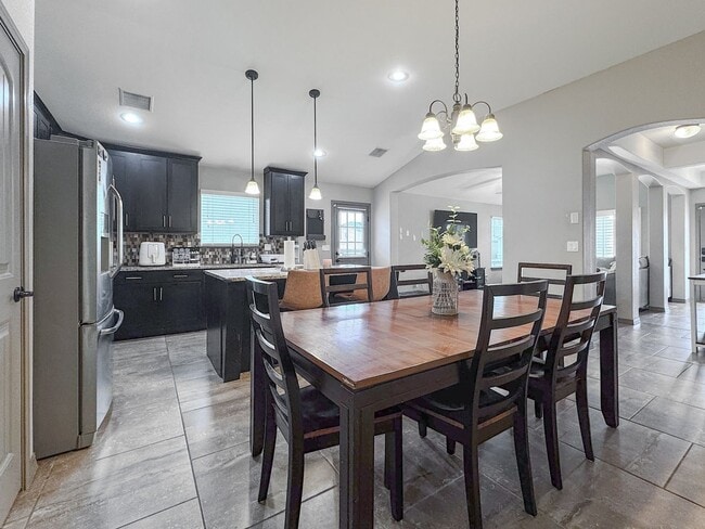 Building Photo - East El Paso 4 bed Refrig A/C Home!