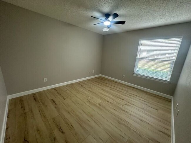 Building Photo - ** Move in Special $500 off your first months rent** New Remodeled 2 bed 1 bath condo in Casselbe...