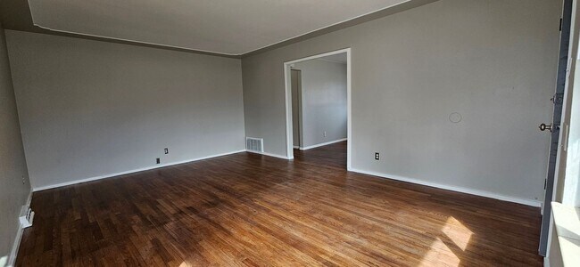 Building Photo - 1134-1138 N Akron St