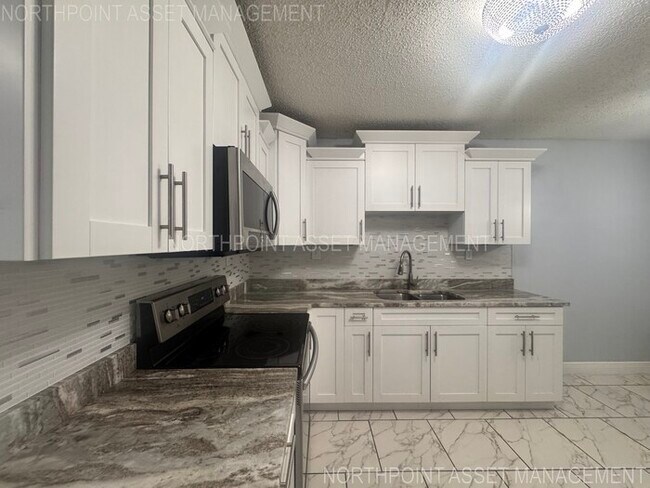 Building Photo - PRICE REDUCED FOR QUICK MOVE IN!! 2-2 Home...