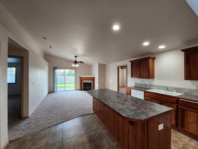 Building Photo - Spacious 3 bedroom/2 bath on Cul-de-Sac, 3...