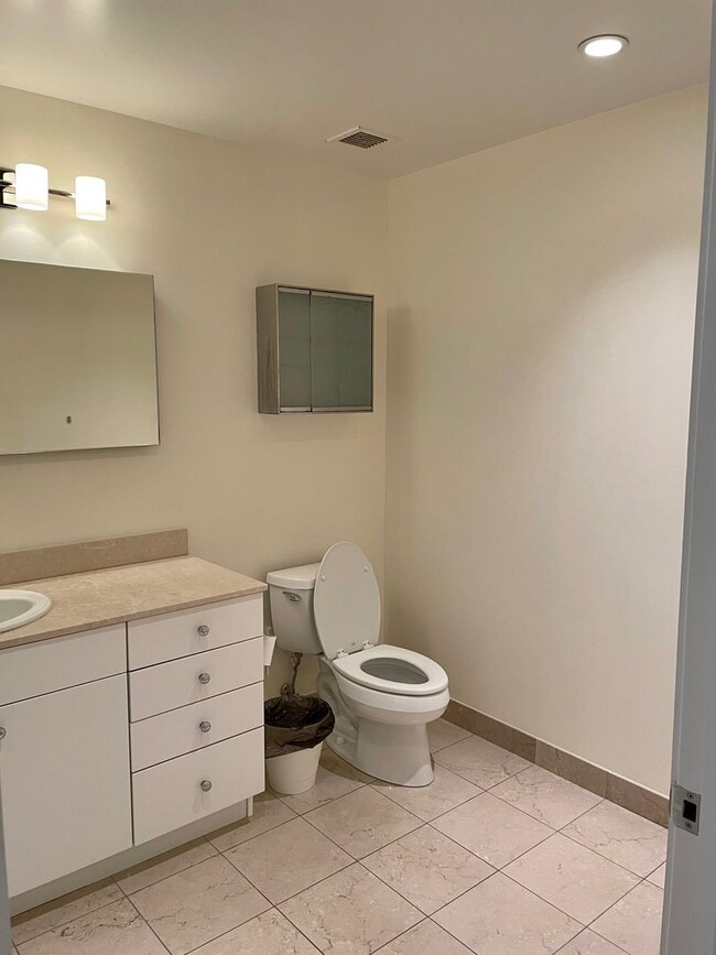 Building Photo - Luxury 1bed/1bath AVAILABLE in the LOOP