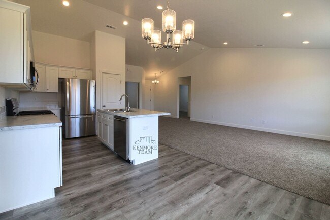 Building Photo - 3 Bed/2 Bath + an Office Pasco Home