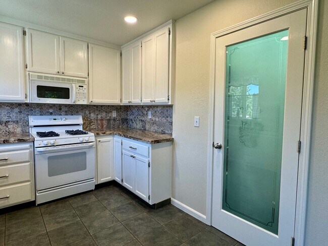 Building Photo - Spacious 3 bedroom, 3 bath bi-level home nestled in the scenic Sierra Nevada foothills