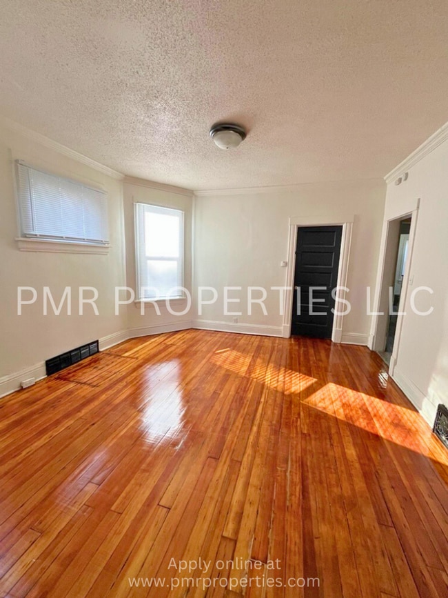 Building Photo - 2 Bedrooms / 1 Bathroom House