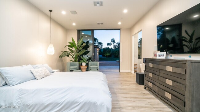 Building Photo - 7417 E Paradise Dr