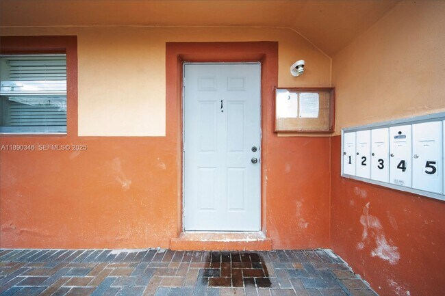 Building Photo - 40 W 4th St