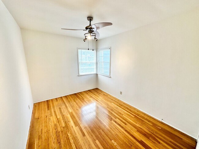 Building Photo - Bright & Private Top-Floor 2BR in Alamitos Beach