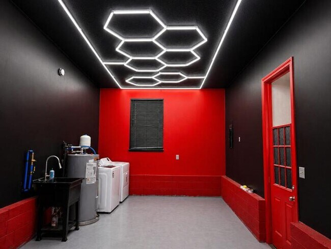 Building Photo - MOVE-IN SPECIAL!! $250 OFF First Month