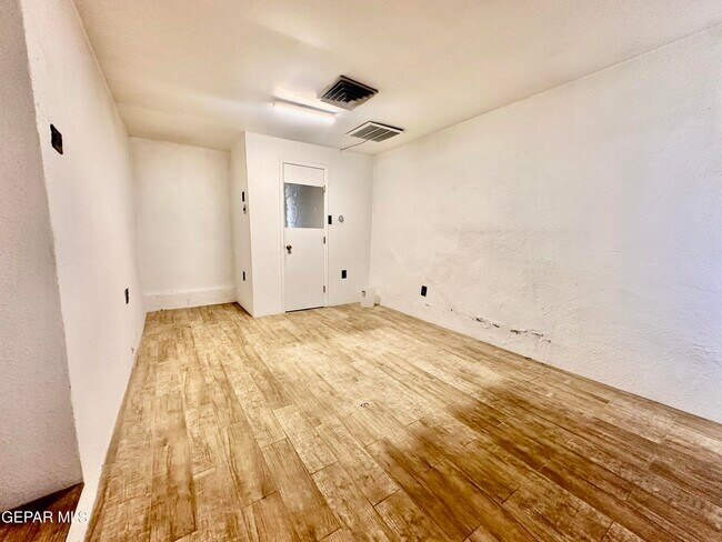 Building Photo - 504 Cincinnati Ave