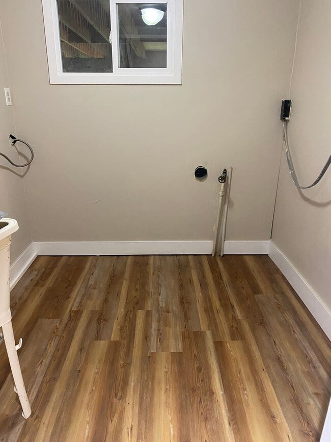 Building Photo - Sprawling home