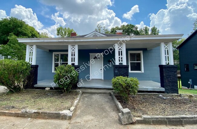 Building Photo - Beautiful 2 Bedroom 1 Bathroom Home with S...