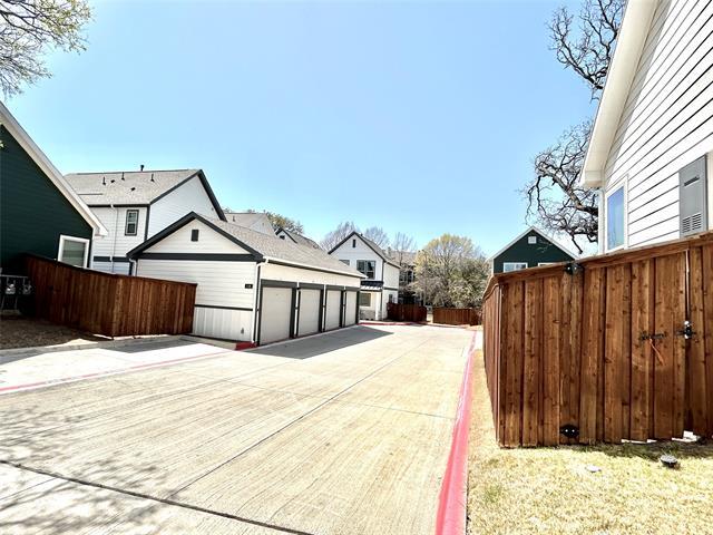 Building Photo - 1830 NE Green Oaks Blvd