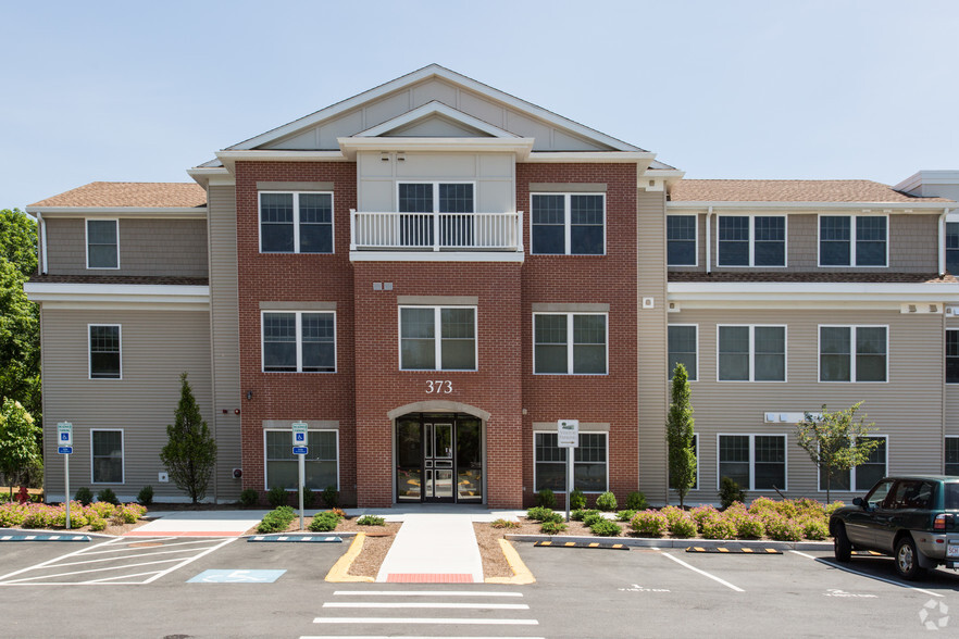 Front Entrance - Commonwealth Residences