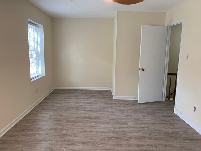 Building Photo - Available Now! Limited time price DROP! - End unit townhome