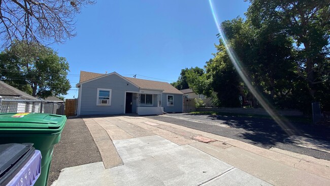 Building Photo - Updated 3 Bed 2 Bath Single Family Home in...