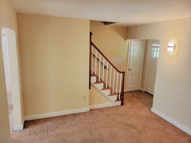 Building Photo - 623 Ratcliffe Ave