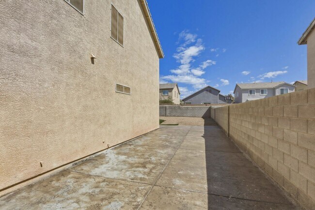 Building Photo - 4 Bedroom Home with Oversized Yard & RV Parking!