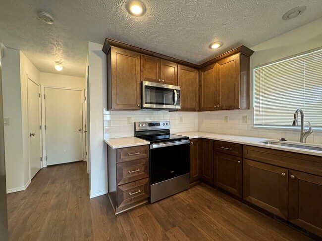Building Photo - Delightful 2 Bed, 2 Bath Duplex near River...