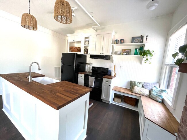Building Photo - Renovated Historic One Bedroom Apartment D...