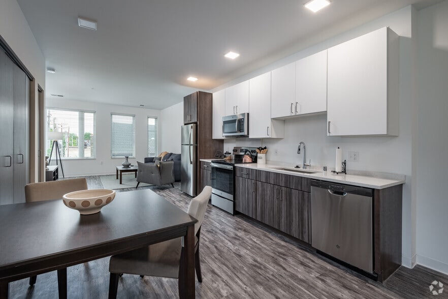 2 BR, 2 BA - 1025 SF - Eastsider Apartments