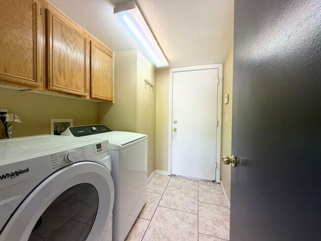 Building Photo - 901 Golden Hawk Way