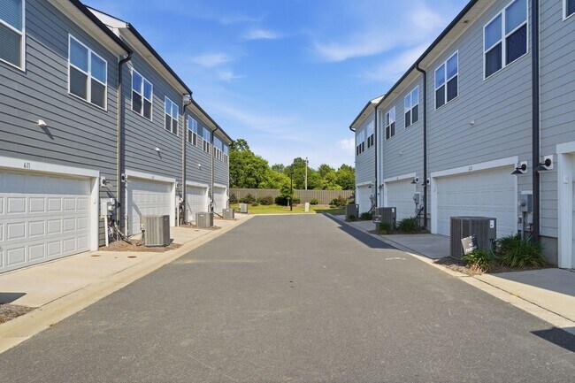 Building Photo - Like-New LoSo Townhome | 3BR + Loft | 2-Car Garage | Move-In Ready