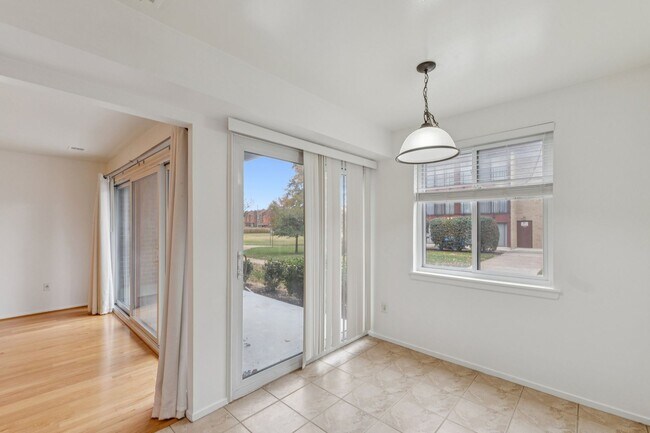 Building Photo - SPACIOUS Bright UNIT.