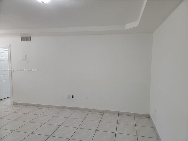 Building Photo - 1975 NE 135th St