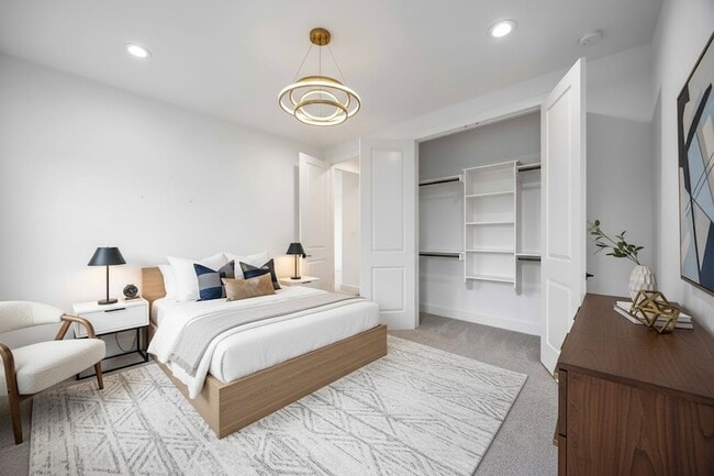 Building Photo - 2215 Mansfield St