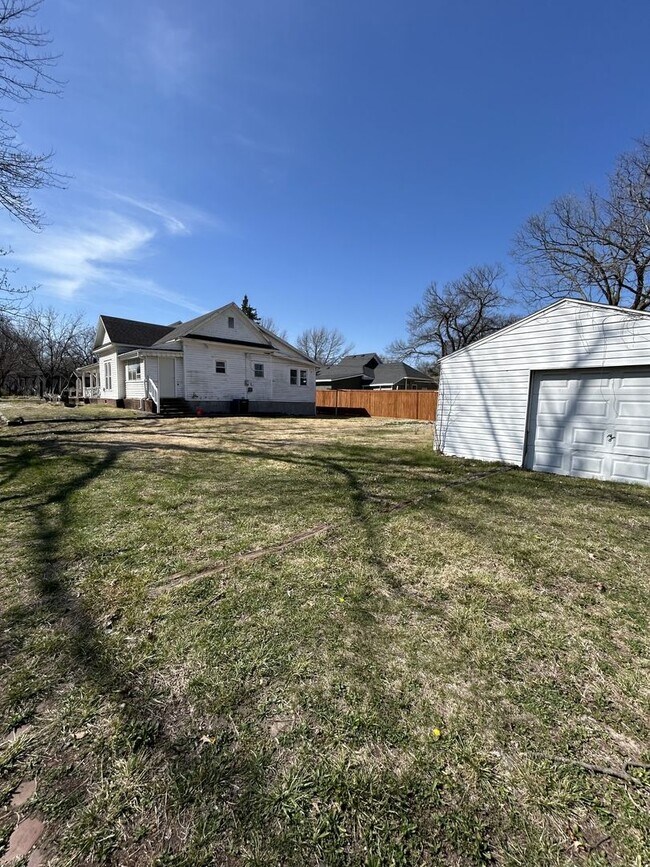 Building Photo - Remodeled And Very Adorable 3 Bedroom/2 Bathroom House